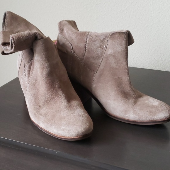 🛑SOLD🛑Vince Camuto Suede Booties - Picture 1 of 3